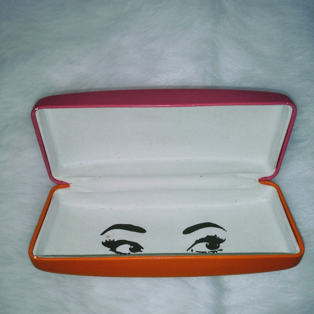 Kate spade New York Hard Sell Glasses Case.